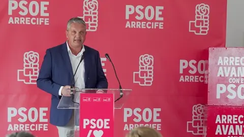 Alfredo Mendoza durante su comparecencia de prensa en la sede del PSOE.