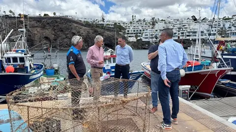 Representantes de Puertos Canarios junto a José Juan Cruz en el muelle de la Tiñosa.