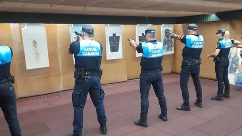 Agentes de San Bartolomé realizando prácticas de tiro.