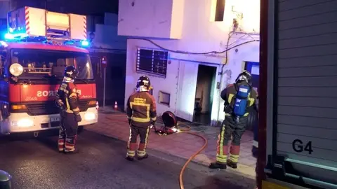 Bomberos durante la intervención.