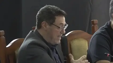 Óscar Pérez en un pleno del Cabildo defendiendo una moción de VOX.