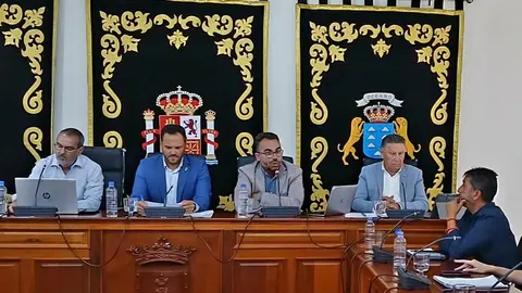 Echedey Eugenio defendiendo la moci&oacute;n a favor del edificio educativo en Naos en un pleno del Ayuntamiento de Arrecife.