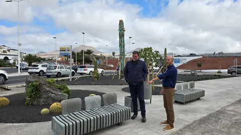 Isidro Pérez y Raúl de León junto al mobiliario Día del Medioambiente.