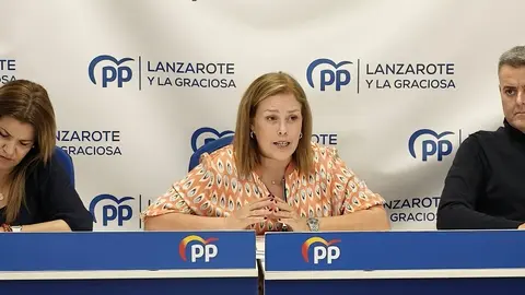 Astrid Pérez en el centro de la imagen con María Jesús Tovar y Kiko Aparicio.