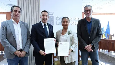 Firma oficial del Convenio de Cooperación entre la Institución y la Fundación Canaria Martínez Abolafio.