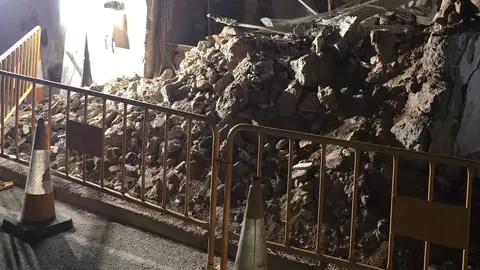 Imagen de cómo quedó la vivienda y de la valla que colocaron los bomberos