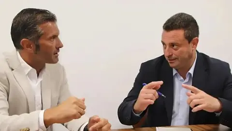 Óscar Noda en una reunión reciente en el Ayuntamiento de Yaiza.