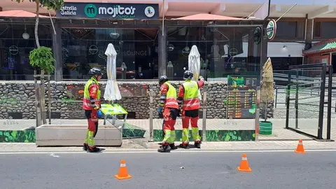 Los bomberos en el momento de actuar en la zona