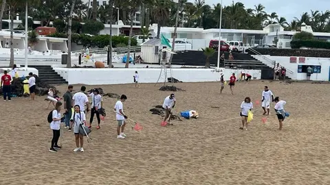 Voluntarios realizando la recogida de residuos en Tías.