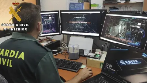 Imagen de archivo de la Guardia Civil de uno de sus expertos en ciberdelincuencia. 