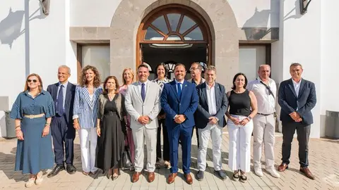 Foto de familia de la Comisión de la Federación de Municipios en la puerta del Ayuntamiento de Arrecife