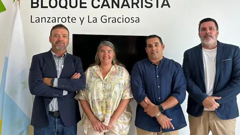 Yoné Caraballo con los nuevos dirigentes de Nueva Canarias en Tías.