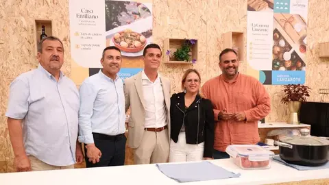 El presidente del Cabildo, Oswaldo Betancort, con los consejeros Nori Machín, Samuel Martín y Miguel Ángel Jiménez este fin de semana en el mostrador de Casa Emiliano con su responsable, Augusto Ferreira.