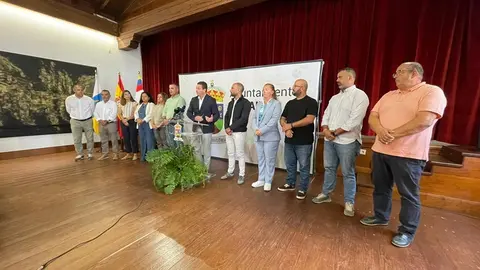 Concejales de la oposición y del grupo de gobierno de Yaiza durante la rueda de prensa por la anulación del Plan General.