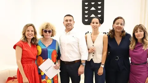 Oswaldo Betancort y Aroa Revelo junto a la Asociación de Mujeres Empresarias y emprendedoras Charter 100.