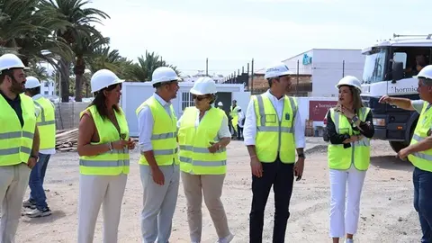 Visita de los representantes públicos del Cabildo de Lanzarote y el Ayuntamiento de Teguise a las obras de la parada preferente de Costa Teguise.