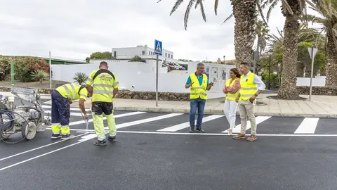 Olivia Duque, Eugenio Robayna y Jacobo Medina junto a las obras de reasfaltado en el conjunto histórico de la Villa de Teguise.