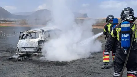 Bomberos del Consorcio de Seguridad y Emergencias apagando el fuego en el vehículo.
