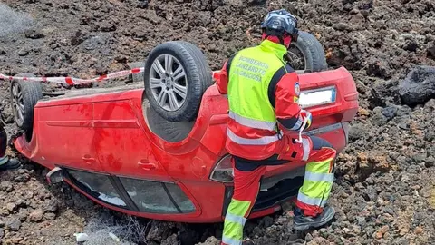 Los bomberos precintando el vehículo después de su actuación