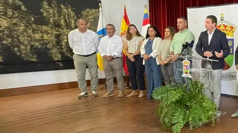 Juan Monzón junto a Ángel Lago y Óscar Noda en la rueda de prensa del Plan General de Yaiza.