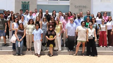 Imagen de los nuevos facultativos en la puerta del Cabildo de Lanzarote.