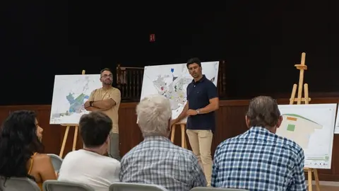 Echedey Eugenio y Maciot Cabrera en la reunión vecinal para explicar Plan General en Valterra y Los Alonso.