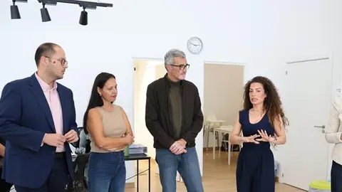 Marci Acuña en su visita a la sede Asociación +Familia.