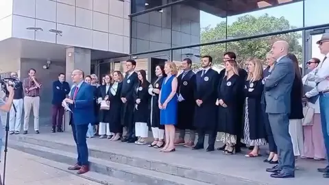 Jueces y fiscales en los exteriores de los Juzgados de Arrecife.