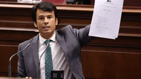Marcos Bergaz (PSOE) durante su intervencioìn en el pleno del Parlamento 