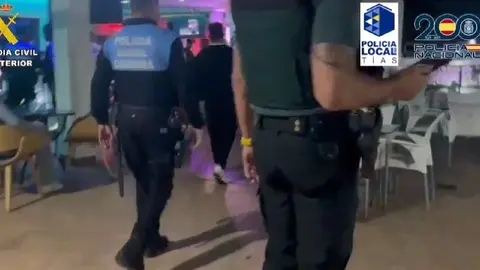 Registro de la Guardia Civil y la Policía Local en locales nocturnos en Puerto del Carmen.