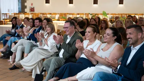El consejero de Educación este viernes en Lanzarote junto a la presidenta del Parlamento de Canarias