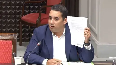Yoné Caraballo en una comisión del Parlamento autonómico