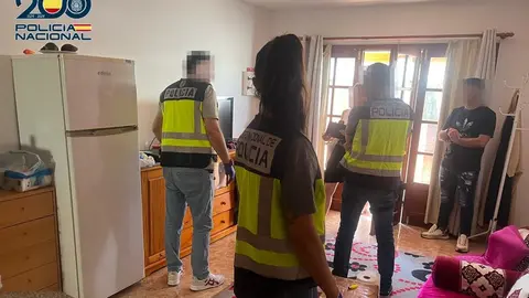 Momento de la entrada de los agentes de la Policía Nacional en el domicilio del detenido
