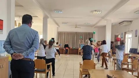 Isidro Pérez observando una de las actividades del proyecto de Envejecimiento Activo .