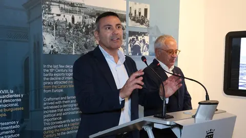 Oswaldo Betancort junto a Fermín Otamendi en la inauguración de la exposición El Grifo en la casa Fajardo.
