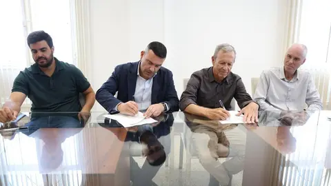 Oswaldo Betancort durante la firma de las obras de abastecimiento y saneamiento.