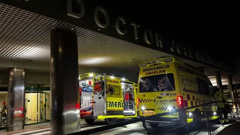 Ambulancia de EMERLAN en los exteriores del Hospital. 