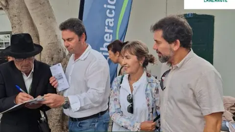 Momento de la recogida de una de las firmas de una persona que estaba en la plaza.