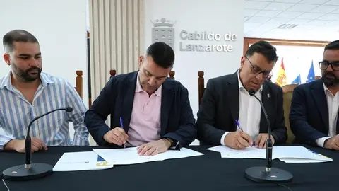 Oswaldo Betancort y Manuel Miranda firmando el protocolo para los planes de modernización.