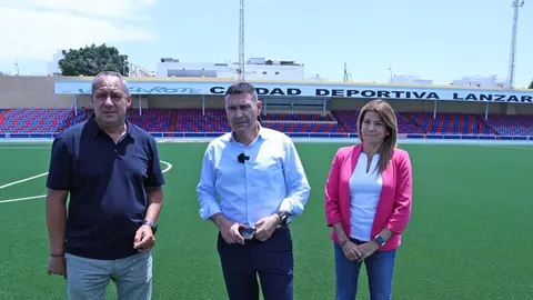 Oswaldo Betancort, María Jesús Tovar y Juan Monzón sobre el césped de la Ciudad Deportiva.