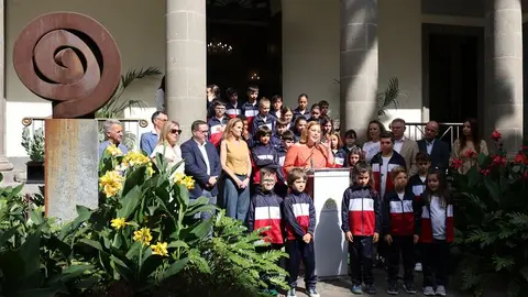 Astrid Pérez junto a los niños del CEIP Domínguez Alfonso de La Orotava.