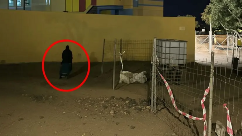 Imagen de una persona junto a la obra situada en el lateral de la estación de guaguas.