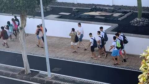 Jóvenes por las calles de Puerto del Carmen.