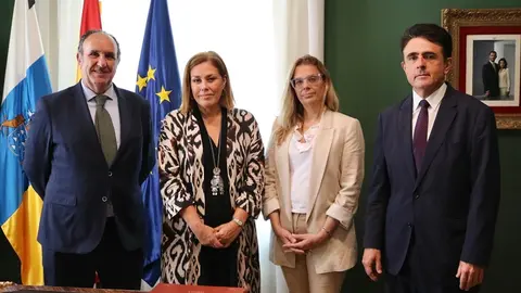 Astrid Pérez junto al presidente del Tribunal Superior de Justicia de Canarias, Juan Luis Lorenzo Bragado.