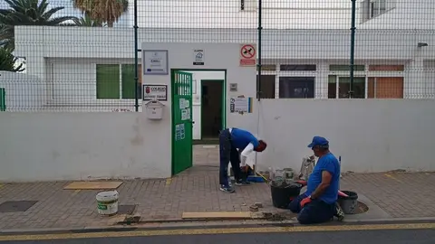 Operarios realizando obras en CEIP Antonio Zerolo.