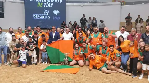 El presidente del Cabildo, Oswaldo Betancort, y el alcalde de Haría, Alfredo Villalba, celebrando el triunfo de los norteños