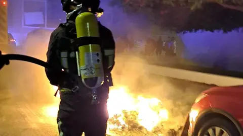 Imagen  de uno de los bomberos actuando en el incendio