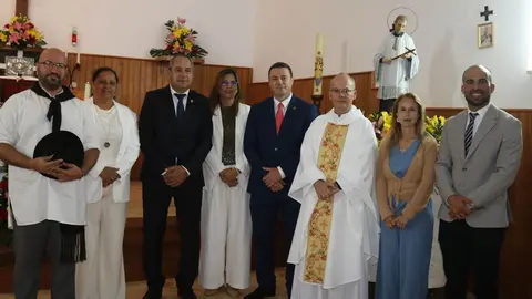 Las autoridades locales con el santo