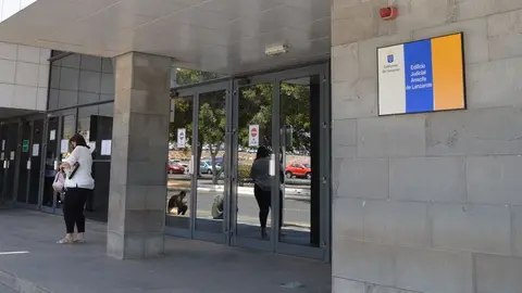 Puerta de entrada a los juzgados de Arrecife.