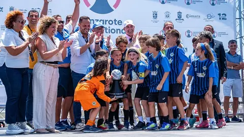 Jugadores y jugadoras del Inter Playa Honda levanto el trofeo.